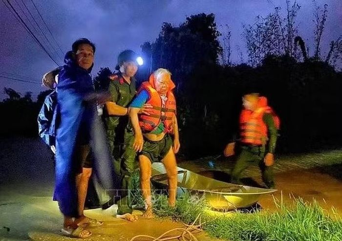 Lực lượng Công an tỉnh Bắc Ninh giúp người dân sơ tán tránh lũ ngay trong đêm. Ảnh: TTXVN