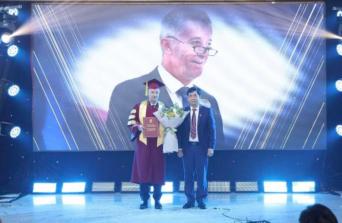 Nghi thức phong tặng danh hiệu Giáo sư Danh dự cho GS. Laurent Grosclaude, Giám đốc khoa học Chương trình Thạc sĩ Luật liên kết Việt – Pháp. (Ảnh: BTC)
