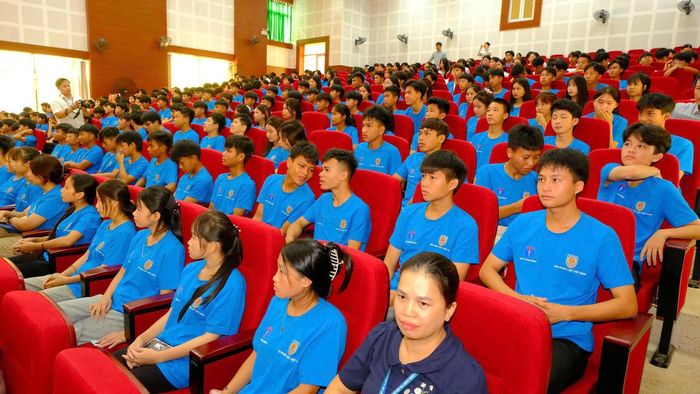 Đông đảo viên chức, người lao động, giảng viên, sinh viên ngành tư pháp tham gia chương trình truyền thông trực tiếp về phòng, chống tác hại của thuốc lá tại Trường Đại học Luật TP.HCM - Phân hiệu Quảng Trị. (Ảnh: Trần Tuyền)