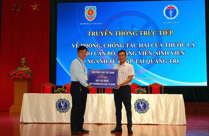 Phó Tổng Biên tập Báo Pháp luật Việt Nam Trần Ngọc Hà trao máy lọc nước tặng Trường Đại học luật TP.HCM - Phân hiệu Quảng Trị. (Ảnh: Trần Tuyền)