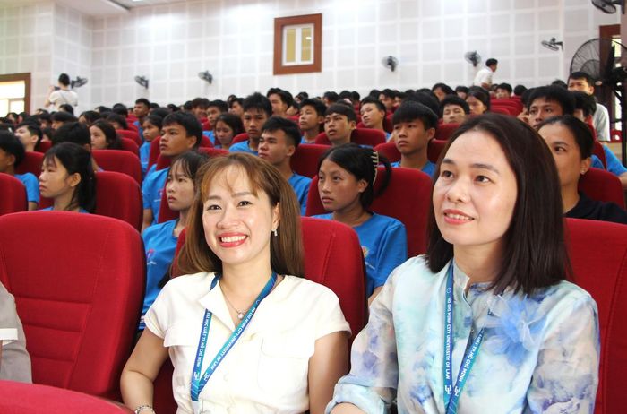 Giảng viên Nguyễn Hoàng Lê Khanh (áo trắng), Trường Đại học Luật TP.HCM - Phân hiệu Quảng Trị, chia sẻ tại chương trình. (Ảnh: Minh Phương)