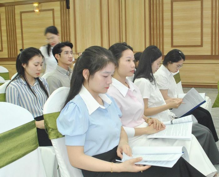 Tham dự Hội nghị có các Sở ban ngành cấp tỉnh, luật sư và các tổ chức, cá nhân tham gia mạng lưới tư vấn viên pháp luật hỗ trợ pháp lý cho doanh nghiệp nhỏ và vừa trên địa bàn tỉnh Hà Tĩnh. (Ảnh: Hữu Anh)