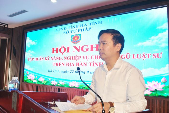 Ông Trần Công Thành-Phó Giám đốc Sở Tư pháp Hà Tĩnh phát biểu khai mạc Hội nghị. (Ảnh: Hữu Anh)