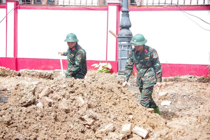 Lực lượng chức năng tổ chức tìm kiếm, quy tập hài cốt liệt sĩ tại khu phố Thành Cổ, phường Quảng Trị. (Ảnh: Xuân Diện)
