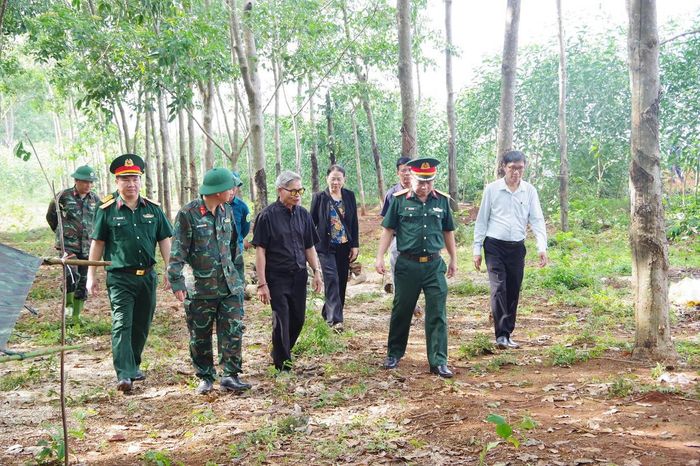 Đại tá Trương Viết Hải cùng đoàn công tác kiểm tra, chỉ đạo tìm kiếm 11 liệt sĩ đặc công tại Dốc Miếu, xã Gio Linh. (Ảnh: Xuân Diện)