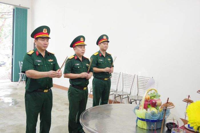 Đại tá Trương Viết Hải, Chính ủy Bộ CHQS tỉnh Quảng Trị, dâng hương, dâng hoa tri ân các liệt sĩ tại hiện trường tìm kiếm, quy tập. (Ảnh: Xuân Diện)