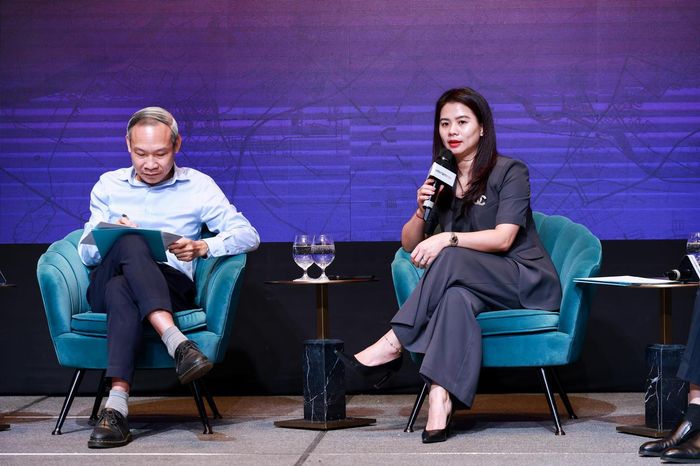  TS. Phan Đức Hiếu (bên trái) và bà Hoàng Thu Hằng (bên phải) đang thảo luận về thời hạn chung cư