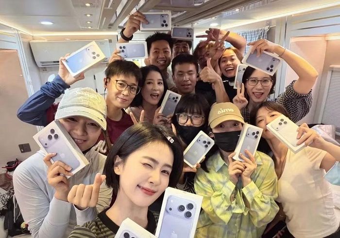 Bạch Lộc mua iPhone bản mới tặng nhân viên.