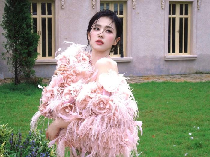 Bỏ qua những tranh cãi, sự nghiệp của Bạch Lộc đang phát triển rất tốt.