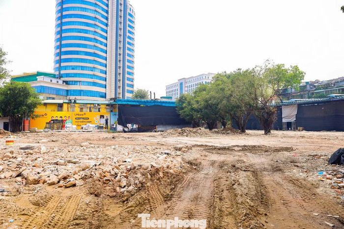 Nhiều công trình đã được tháo dỡ, phế thải được thu gom, vận chuyển ra ngoài. Diện mạo khu đất thay đổi rõ rệt sau thời gian ngắn.