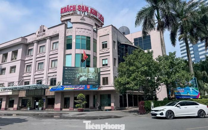 Liền kề khu vực đang tháo dỡ là Khách sạn Kim Liên. Khách sạn được thành lập năm 1961, tiền thân là khách sạn Bạch Mai, sau đó mang tên Khách sạn Chuyên gia Kim Liên, từng phục vụ chuyên gia nước ngoài làm việc tại Việt Nam.