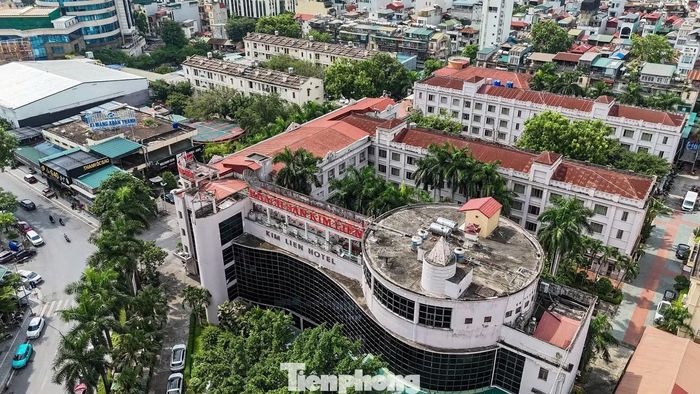 Khu đất số 5-7 Đào Duy Anh rộng gần 3,5 ha, nằm ở vị trí đắc địa của Hà Nội. Trước khi tháo dỡ, nơi đây có Khách sạn Kim Liên cùng nhiều cửa hàng, quán ăn và cơ sở kinh doanh dịch vụ.