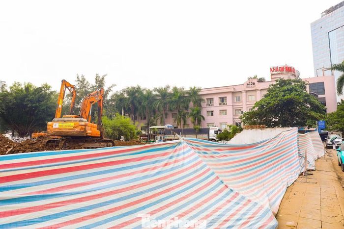 Khu đất số 5-7 Đào Duy Anh rộng gần 3,5 ha. Trước khi tháo dỡ, nơi đây có Khách sạn Kim Liên cùng nhiều cửa hàng, quán ăn và cơ sở kinh doanh dịch vụ.