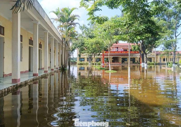 Bên trong khuôn viên trường ngập sâu, nước lũ rút chậm.