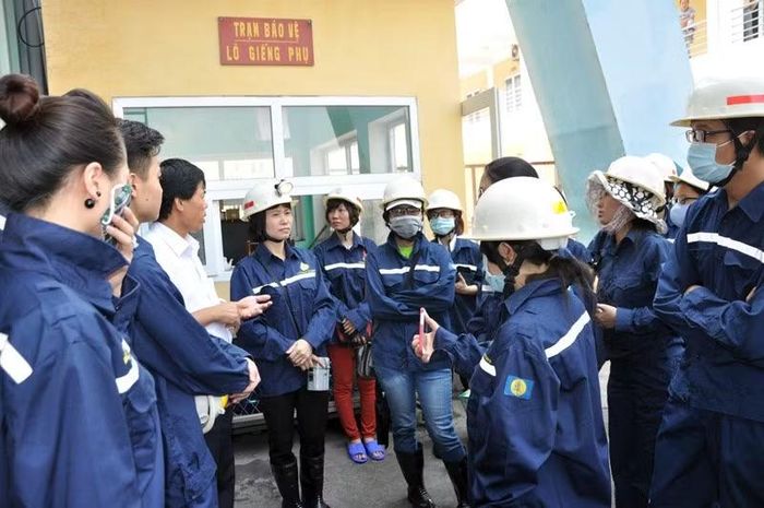 Du khách tham quan hệ thống tháp giếng và trang thiết bị cột giếng phụ tại mỏ Hà Lầm năm 2016. Ảnh: Báo Quảng Ninh.