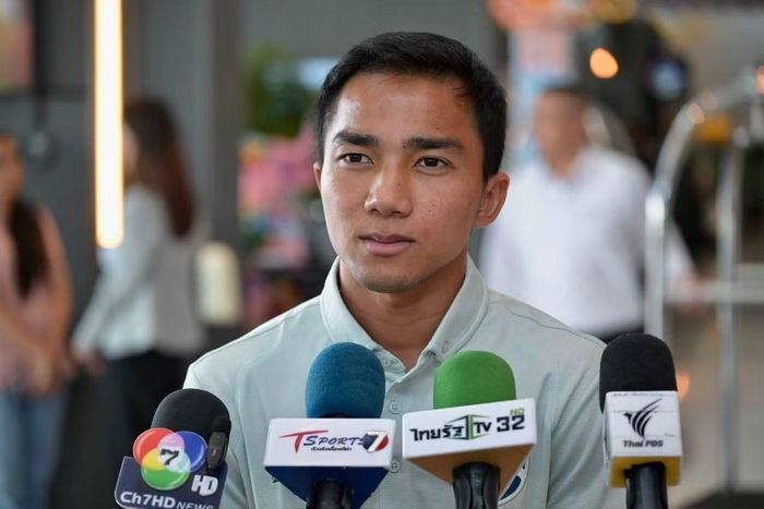  Tiền vệ Chanathip của đội tuyển Thái Lan cũng có những chia sẻ với báo giới. 