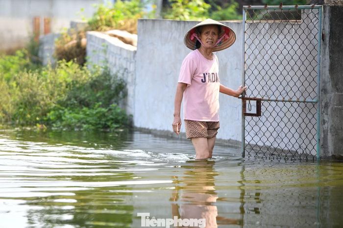 Nước ngập kéo dài khiến việc đi lại, sinh hoạt của người dân gặp nhiều khó khăn. Nhiều người vẫn phải lội nước để ra vào nhà.