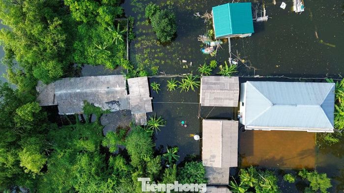 Sau khoảng 5 ngày, nước vẫn chưa rút hết khỏi nhiều tuyến đường ở thôn Mỹ Lương. Người dân tiếp tục lội nước ra vào khu dân cư, mong nước sớm rút để cuộc sống trở lại nhịp thường ngày.