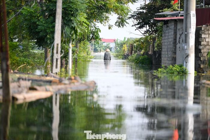 Bên trong khu dân cư, nhiều người vẫn bám nhà để trông coi tài sản, chờ nước rút để dọn dẹp và ổn định lại sinh hoạt.