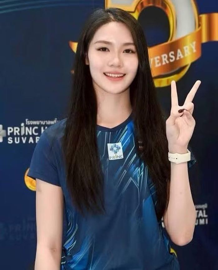 Bên cạnh thành tích chuyên môn, Pitchamon còn được truyền thông Thái Lan chú ý nhờ vẻ ngoài xinh xắn. Truyền thông Thái Lan gọi cô là “nữ VĐV cầu lông có gương mặt ngọt ngào”.