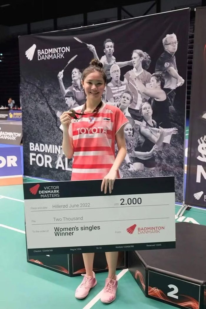 Năm 2022, khi mới 15 tuổi, Pitchamon gây chú ý khi giành ba chức vô địch tại Swedish Open, Denmark Masters và Bahrain International - những giải đấu thuộc hệ thống quốc tế của Liên đoàn Cầu lông thế giới (BWF). Thành tích này giúp cô trở thành một trong những tài năng trẻ đáng chú ý của cầu lông Thái Lan.