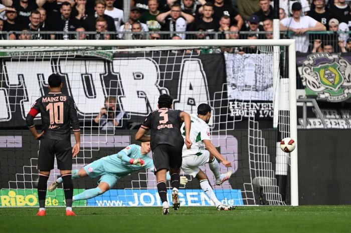  Cú đá penalty hỏng ăn của Diks góp phần khiến Monchengladbach thua Mainz 3-4 cuối tuần qua. 