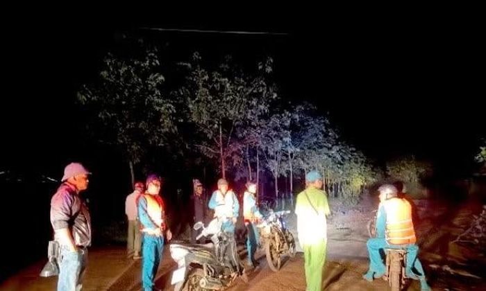 Các lực lượng chức năng xã Đak Nhau tham gia đưa thi thể nạn nhân ra khỏi khe đá ngay trong đêm (ảnh: CACC)