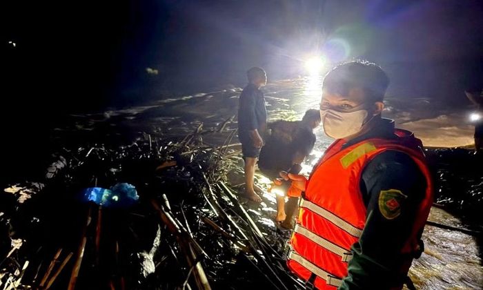 Khu vực tiếp cận thi thể hiểm trở các lực lượng phải vượt suối, băng rừng (ảnh CACC)