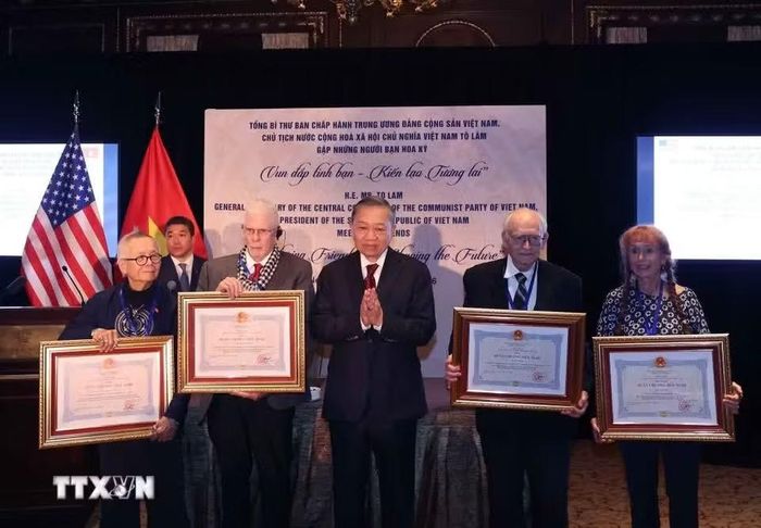 Tổng Bí thư, Chủ tịch nước Tô Lâm trao, truy tặng Huân chương Hữu nghị cho những người bạn Mỹ. (Ảnh: Thống Nhất/TTXVN)