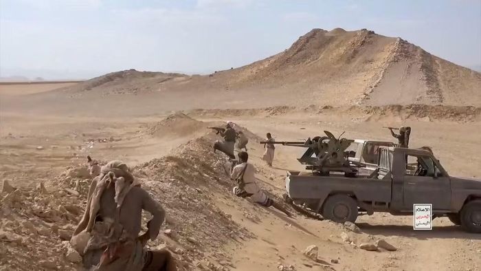 Các tay súng Houthi thân Iran tấn công lực lượng được Ảrập Xêút hậu thuẫn tại Yemen, ngày 15/9/2026. Ảnh: Reuters.