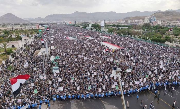Đám đông người Yemen mít tinh ủng hộ Houthi ở thủ đô Sanaa của Yemen hôm 18/9/2026. Ảnh: Getty Images.