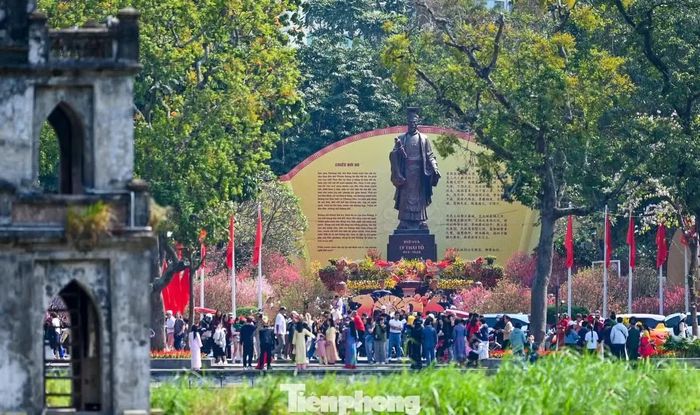 Hồ Gươm và vùng phụ cận tập trung nhiều lớp di sản, không gian văn hóa, thương mại và dịch vụ đặc trưng của Hà Nội.