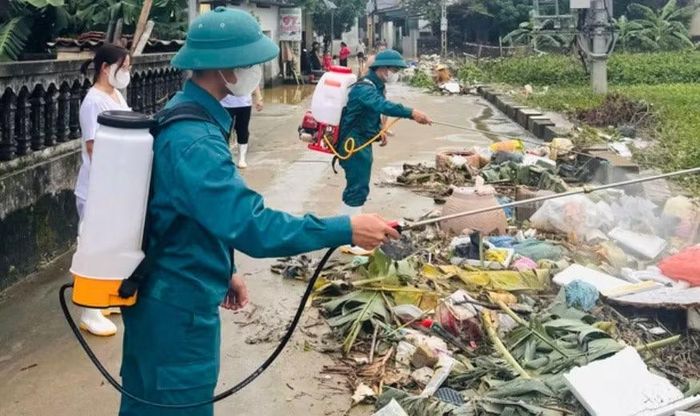 Các địa phương phun khử khuẩn và khử trùng nguồn nước sinh hoạt cho người dân sau khi lũ rút.