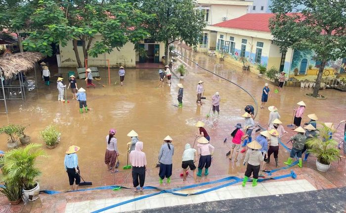 Giáo viên, phụ huynh dọn bùn sau lũ, sớm đón học sinh trở lại trường.