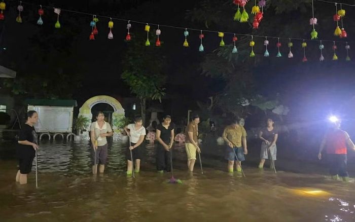 Lũ rút đến đâu, giáo viên đội đèn, lội nước dọn bùn đến đó.