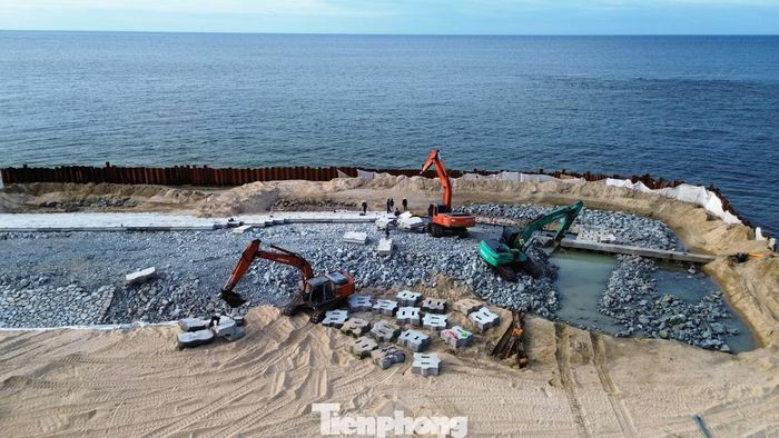 Chủ đầu tư và các đơn vị xây lắp tận dụng tối đa điều kiện thời tiết thuận lợi để đẩy nhanh tiến độ, phấn đấu sớm hoàn thành các hạng mục quan trọng, từng bước hình thành “lá chắn” bảo vệ bờ biển Thuận An trước nguy cơ sạt lở và xâm thực ngày càng diễn biến phức tạp tại một trong những khu vực xung yếu bậc nhất TP. Huế.
