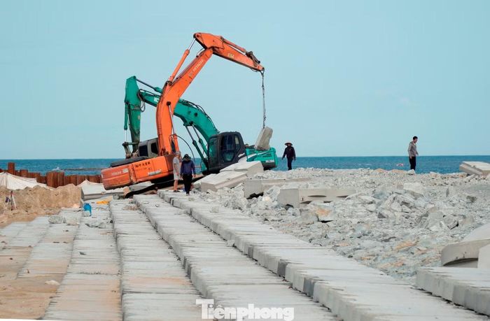 Đến cuối tháng 9/2026, tuyến kè bờ dài 670m đã thực hiện đạt khối lượng khoảng 60%. Theo kế hoạch, toàn bộ phần việc của hạng mục này sẽ hoàn thành trước ngày 30/12, tạo lớp bảo vệ quan trọng cho khu vực dân cư ven biển vào mùa mưa bão những năm tiếp theo.
