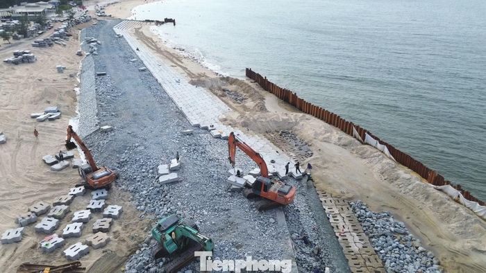 Để ứng phó với tình trạng sạt lở ngày càng nghiêm trọng, Dự án xử lý sạt lở bờ biển đoạn qua phường Thuận An được triển khai với tổng mức đầu tư 260 tỷ đồng. Công trình do Ban Quản lý dự án Đầu tư xây dựng công trình Nông nghiệp và PTNT TP. Huế làm chủ đầu tư.