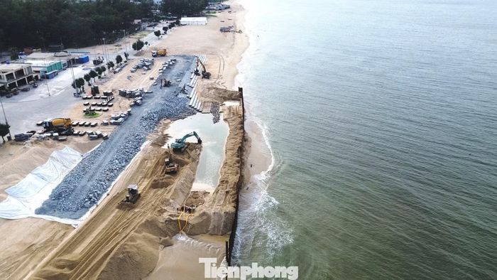 Do công trình nằm dọc bờ biển nên thời tiết, sóng lớn và thủy triều là những thách thức lớn đối với quá trình thi công.