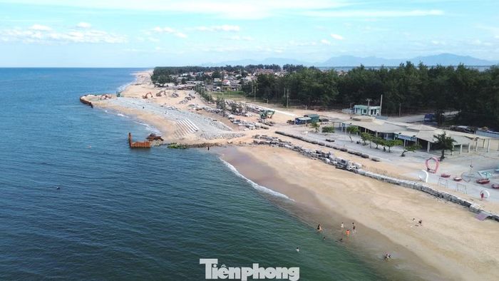 Ở khu vực ngoài khơi, các nhà thầu đang tập trung đúc cấu kiện bê tông phục vụ thi công hệ thống đê giảm sóng. Toàn bộ cấu kiện của hạng mục này dự kiến hoàn thành trong năm 2026, phần lắp đặt và hoàn thiện còn lại sẽ tiếp tục triển khai trong năm 2027.