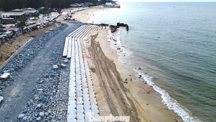 Dự án còn xây dựng mỏ hàn bằng ống địa kỹ thuật dài 250m nhằm điều tiết dòng chảy, giữ ổn định bãi cát ven biển và hỗ trợ chống xói lở lâu dài. Đây là giải pháp kỹ thuật được áp dụng đồng bộ cùng hệ thống kè và đê giảm sóng.