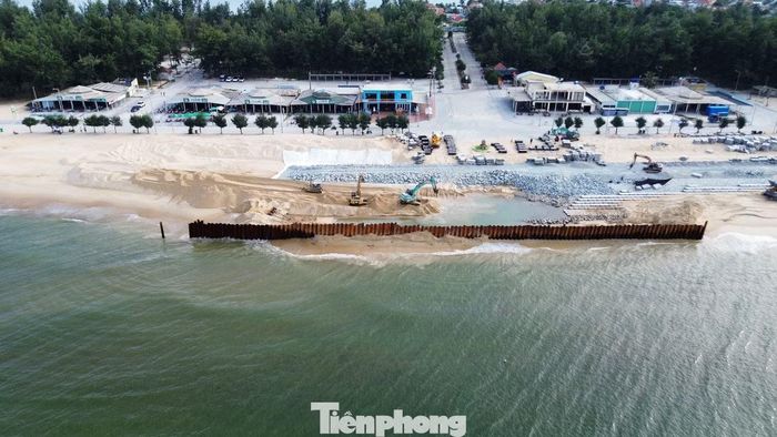 Bờ biển Thuận An, TP. Huế, nhiều năm qua là một trong những điểm nóng về sạt lở và xâm thực biển của khu vực miền Trung. Chỉ trong các năm 2024 và 2025, đoạn bờ biển dài khoảng 1km liên tục bị sóng lớn khoét sâu, đe dọa trực tiếp đời sống, tài sản của khoảng 500 hộ dân sinh sống ven biển.