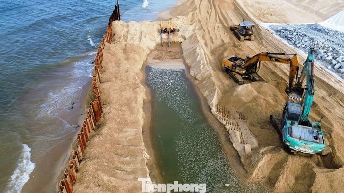 Dự án được khởi công ngày 20/6, thời gian thực hiện 18 tháng, dự kiến hoàn thành vào ngày 20/12/2027. Đây là một trong những công trình phòng, chống thiên tai trọng điểm của TP. Huế nhằm bảo vệ khu dân cư, hạ tầng và quỹ đất ven biển trước nguy cơ xâm thực.