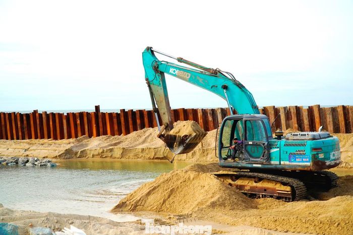 Một trong những hạng mục quan trọng nhất của dự án là hệ thống đê giảm sóng ngoài biển gồm 2 đoạn đê ngầm, mỗi đoạn dài 365m. Khi hoàn thành, các đê ngầm sẽ làm giảm năng lượng sóng trước khi tác động vào bờ, góp phần giảm áp lực lên tuyến kè bảo vệ phía trong.