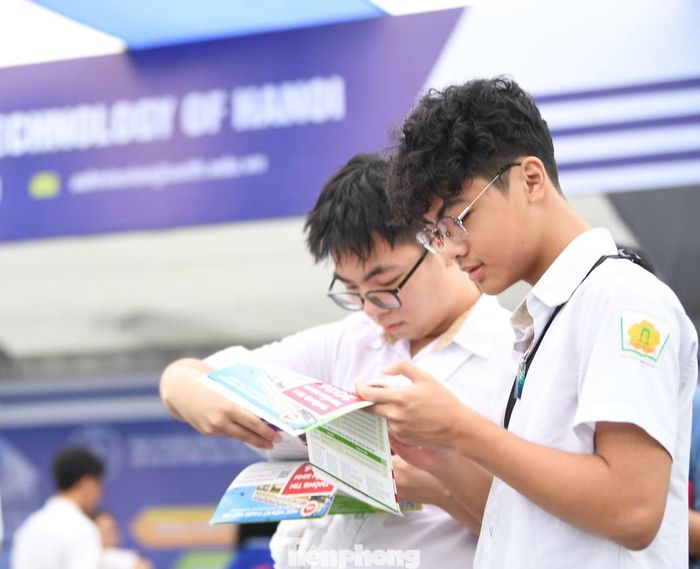 Thí sinh tìm hiểu thông tin tuyển sinh đại học năm 2026 tại Ngày hội tư vấn tuyển sinh nhóm ngành khoa học công nghệ. Ảnh: Dương Triều