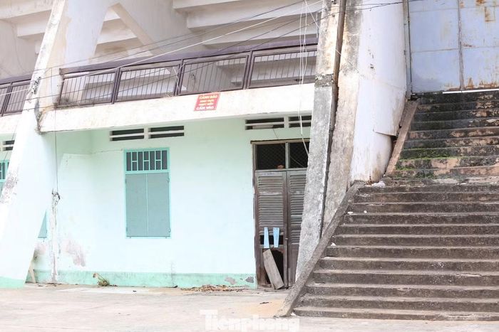 Nhiều khu vực trong sân được đặt biển “Cảnh báo khu vực nguy hiểm - Cấm vào”. Khán đài C có nhiều vị trí xuống cấp, không còn đảm bảo an toàn sử dụng.