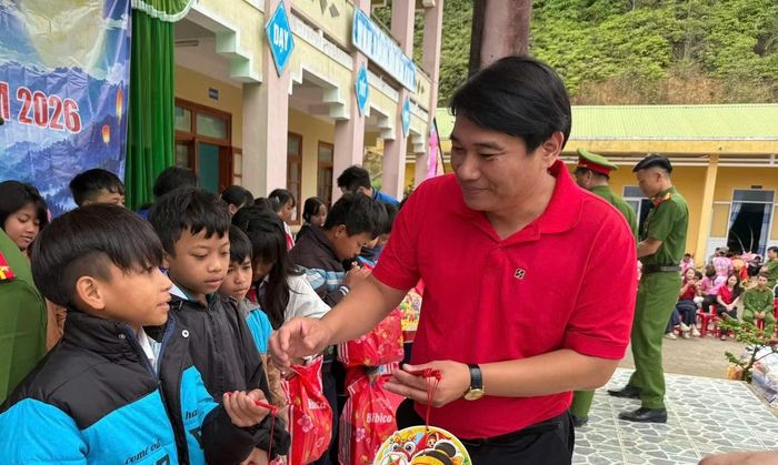 Ông Đặng Văn Hùng – Phó Trưởng Văn phòng đại diện Agribank khu vực miền Trung trao quà Tết Trung thu cho các em học sinh.