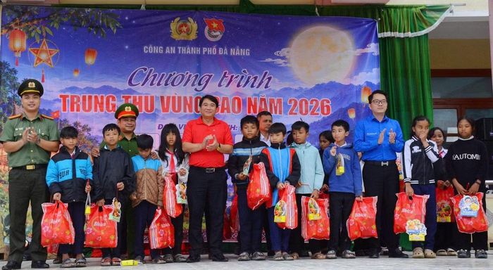 Đại diện Agribank khu vực miền Trung trao quà Trung thu cho các em nhỏ Hùng Sơn.