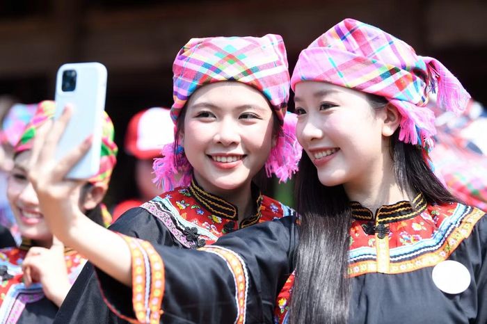 Trước đó, tại Tân Trào, các thí sinh cũng được trải nghiệm đám cưới truyền thống. Họ mặc những bộ trang phục dân tộc, trở thành khách mời trong lễ tái hiện ngày vui của đôi trẻ người Tày.