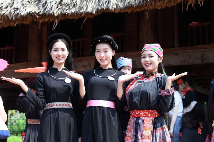  Trong hành trình ở Tuyên Quang, các cô gái bước vào nhiều không gian khác nhau, từ những địa danh lịch sử, nhà sàn, hồ nước đến âm nhạc và phong tục của cộng đồng dân tộc. 
